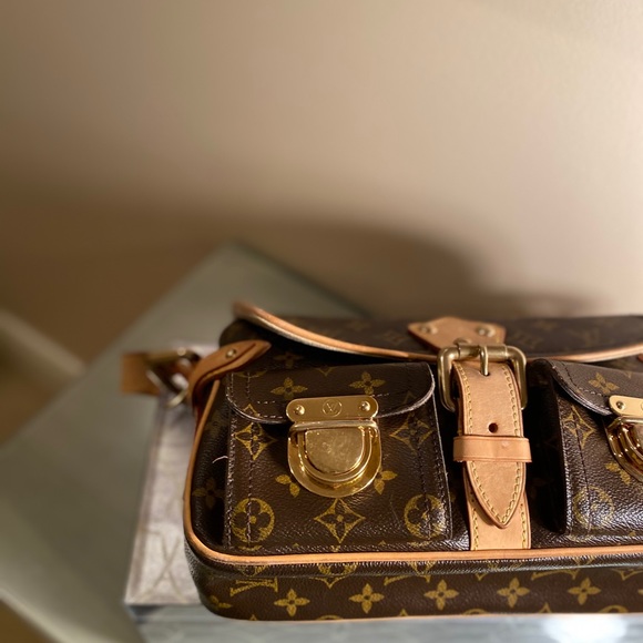 Louis Vuitton Hudson PM - Picture 8 of 16